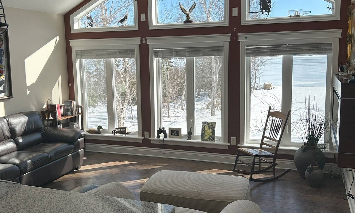 Huntington House | 10 acres all to yourself! Escape to our bungalow. Family and Pet friendly.