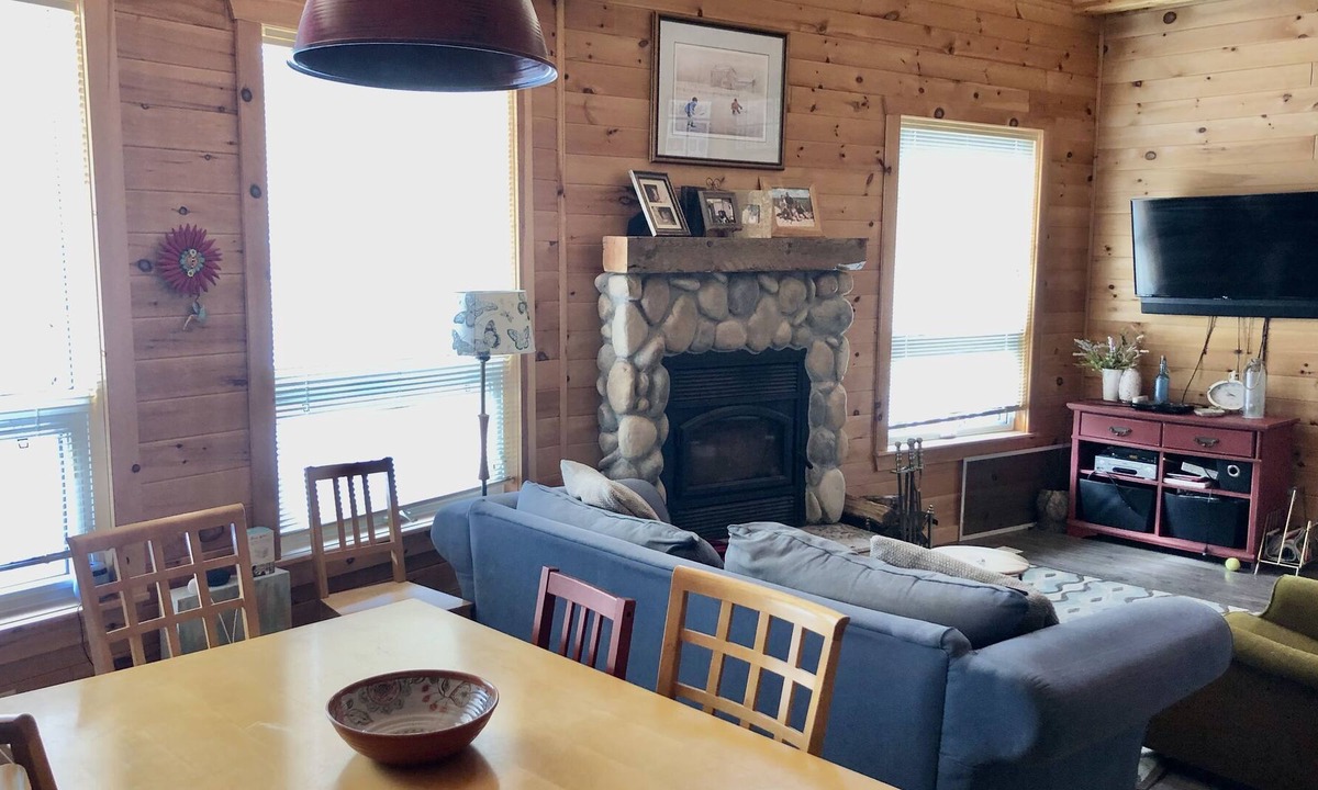 Grand Beach House | 10 minute Walk to Grand Beach Boardwalk