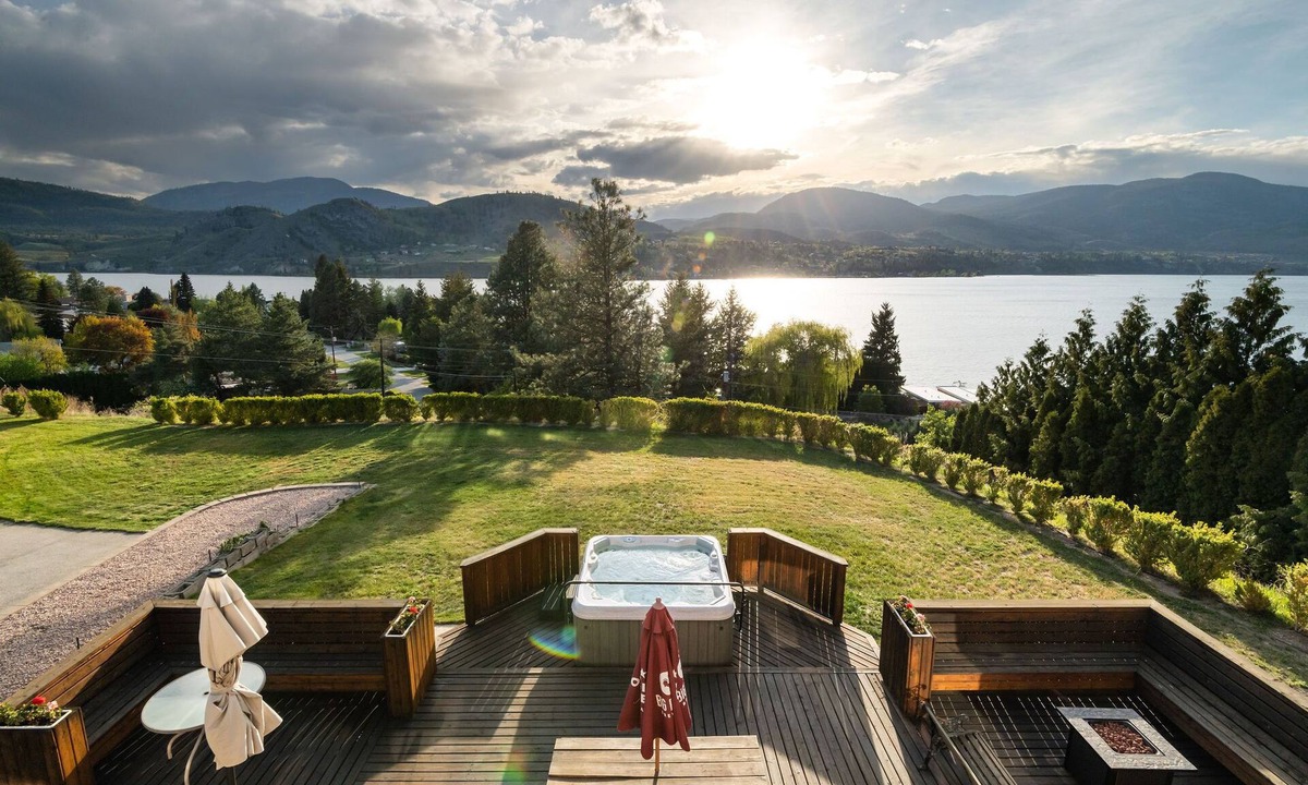 Okanagan-Similkameen House | 10 minutes from Penticton just off Skaha Lake, stunning views from Hot Tub!