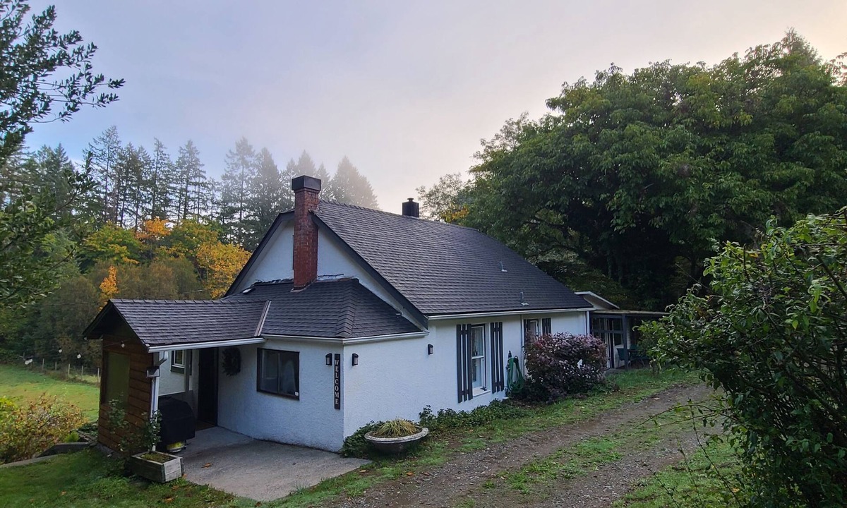 Regional District of Nanaimo Cottage | 100 year old Farm Cottage. Minutes from the beach!