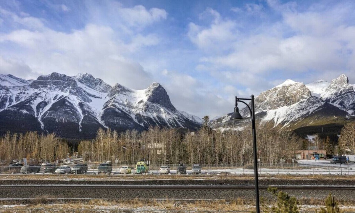 Canmore Apartment | 109 - 1106 Bow Valley Trail · Panoramic Mountain View Townhome w/AC