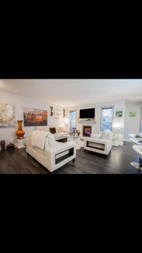 Southwest Edmonton Villa | 135 m² Villa ∙ 4 bedrooms ∙ 8 guests