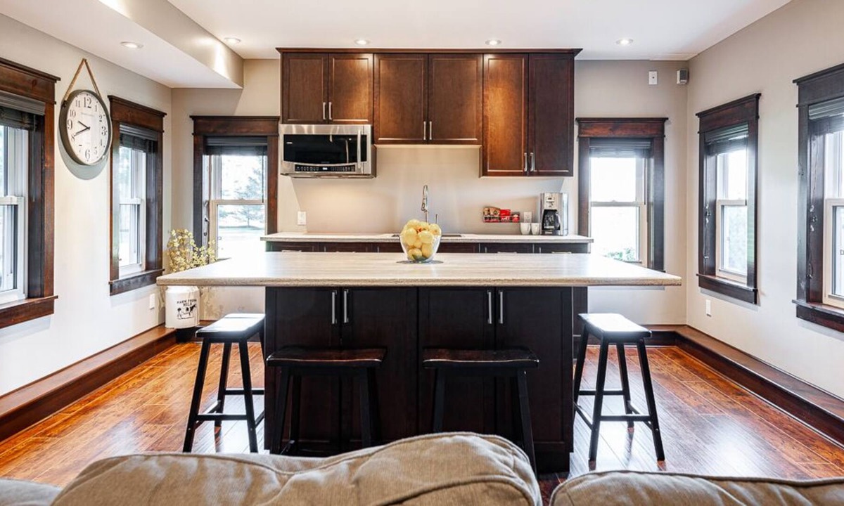 Perth South House | 1500 sf: 2 level, cozy, modern guest suite. private entry. close to amenities