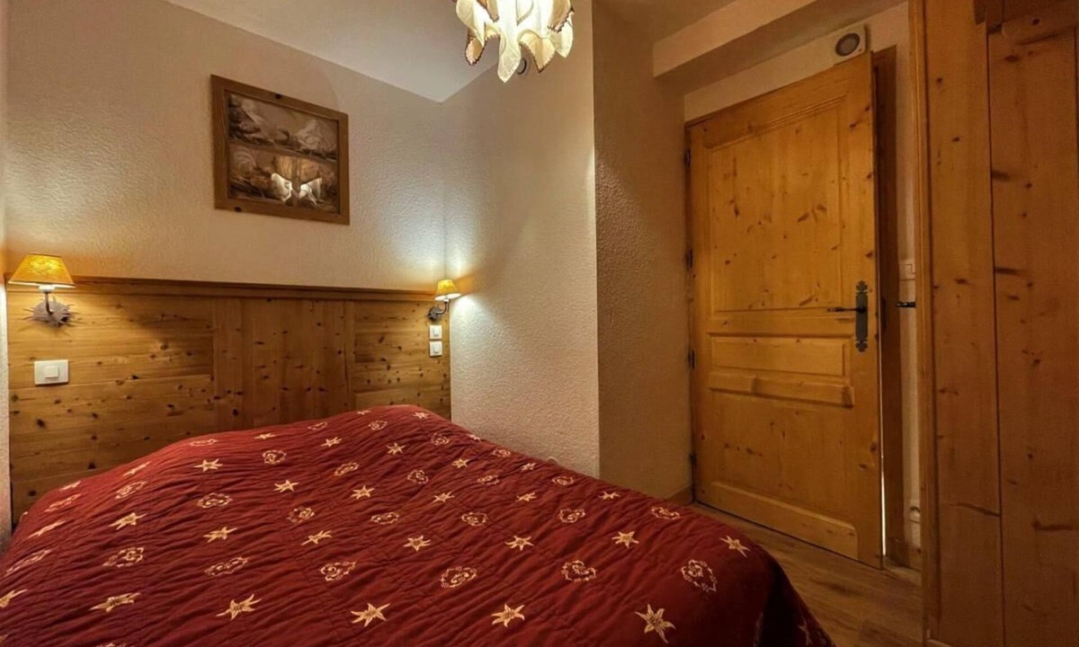 Les Menuires Apartment | 150m from shops, 2nd floor, balcony, tv, ski locker, 34m², Les Menuires