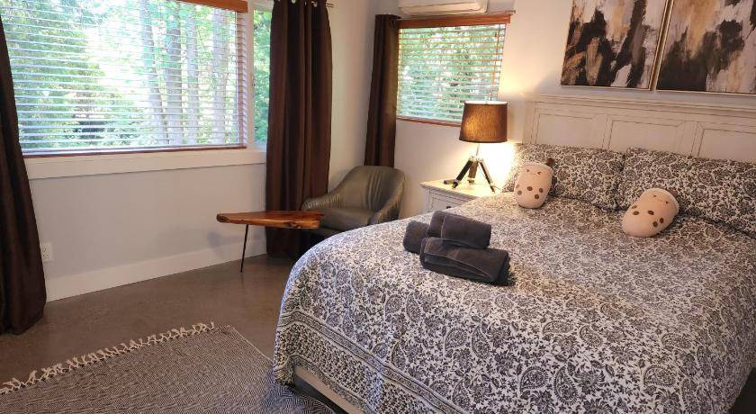 West Vancouver Bed & Breakfast | 158 m² Bed and breakfast ∙ 2 bedrooms ∙ 6 guests