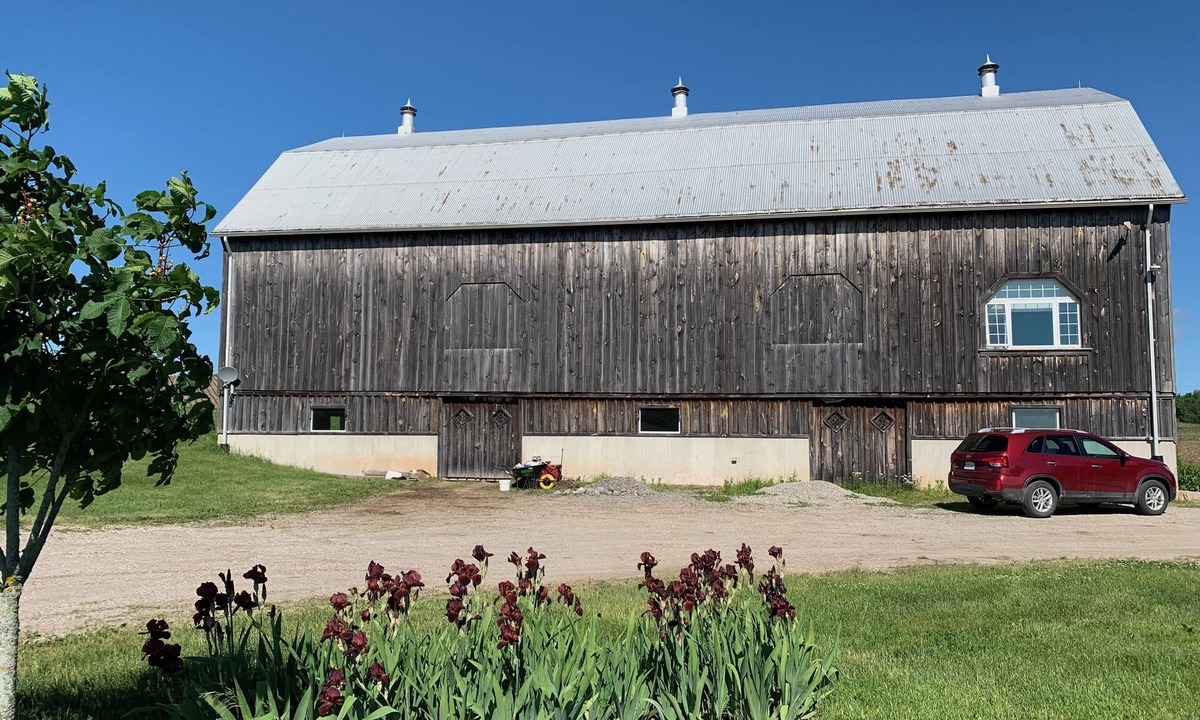 County of Brant House | 19th century farm with 21st century charm