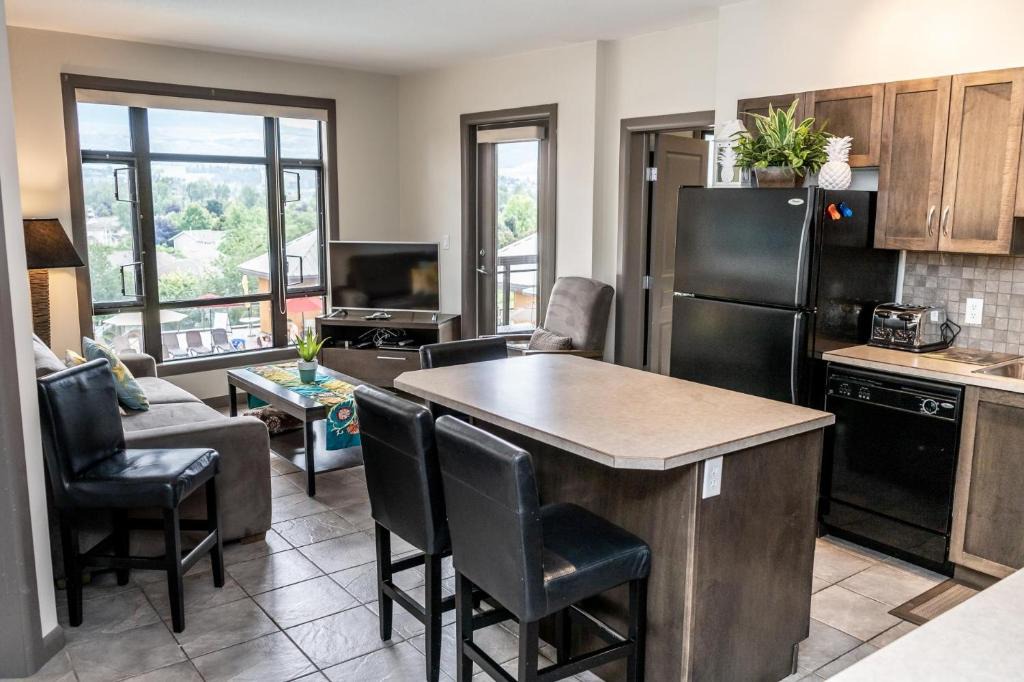 South Pandosy Apartment | 2 Bed 2 Bath Corner Unit Overlooking Pool #501
