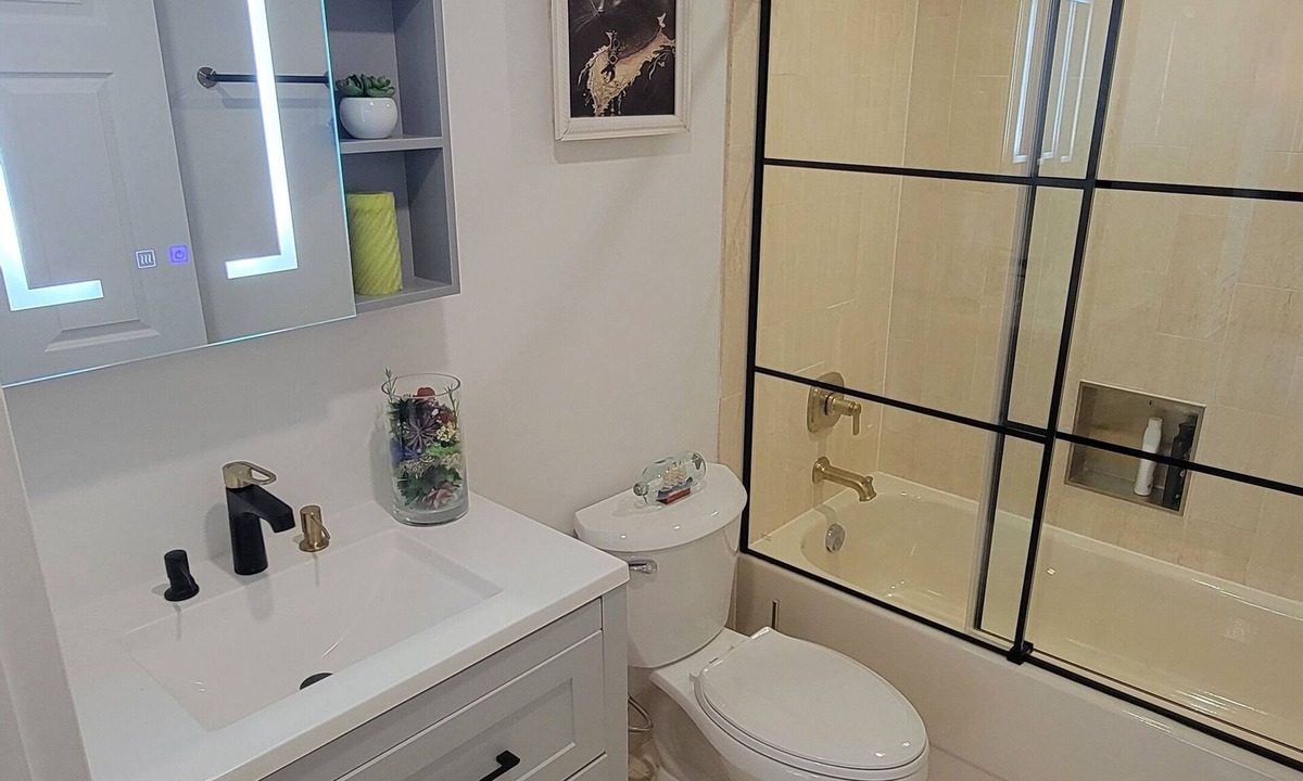 Downtown Mississauga Apartment | 2 BED + DEN , 2 BATH spacious condo near Square one