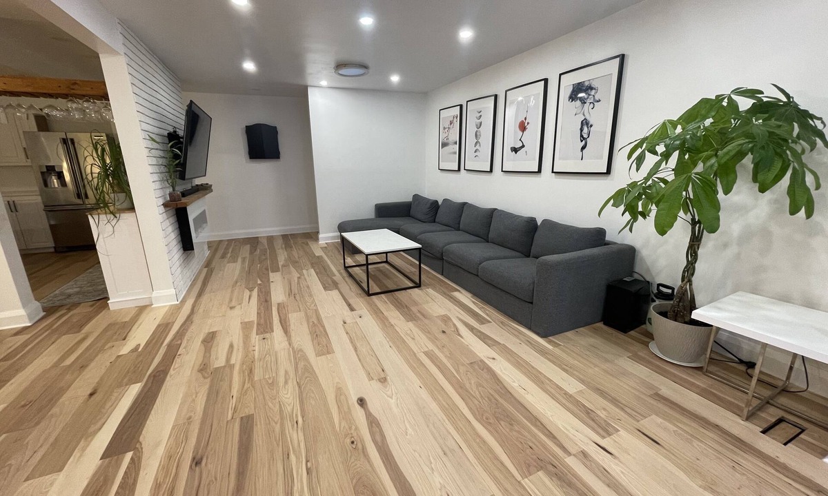 Ottawa Division House | 2 Bedroom, 1 bath home in Ottawa, Riverside Park South, Parking Included