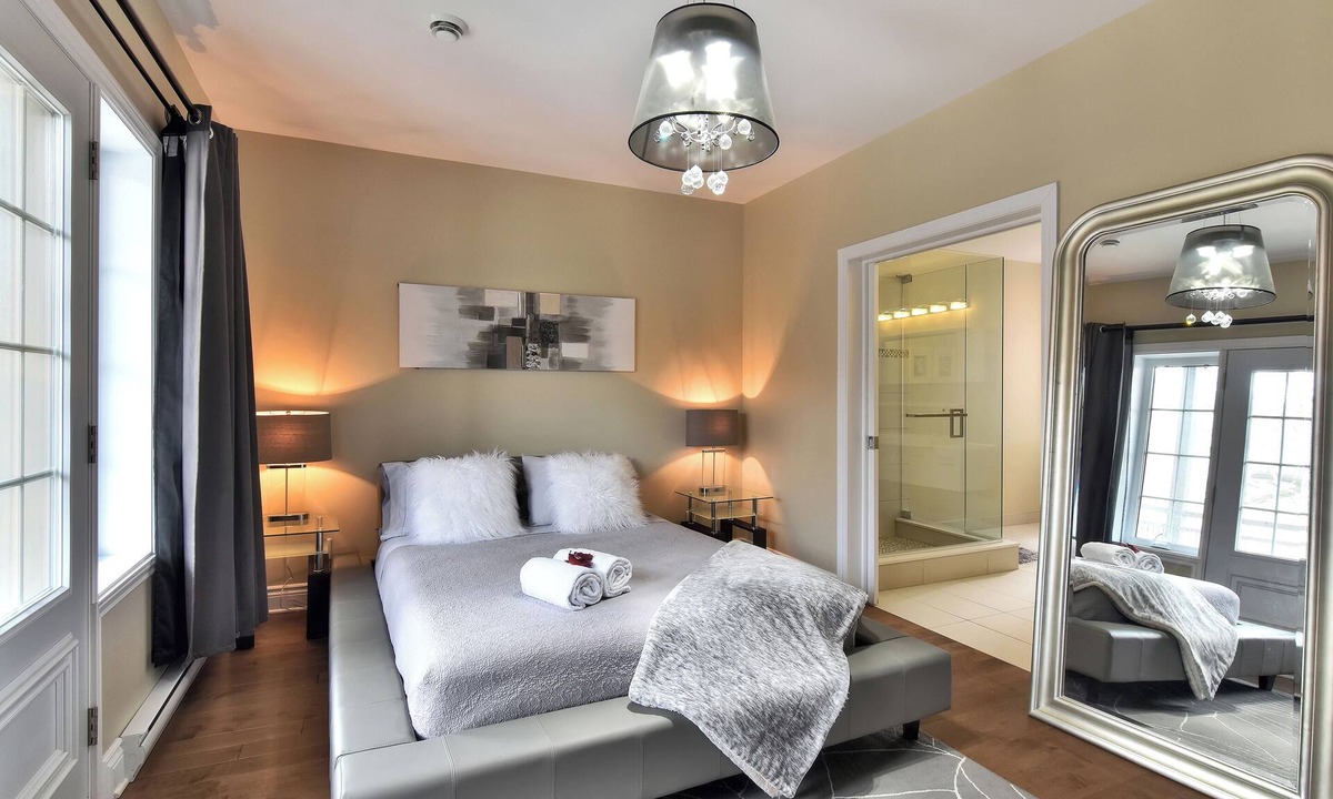 Cote-Des-Neiges—Notre-Dame-De-Grace Apartment | 2 bedroom 2 bath, 2 balconies condo with free parking & Hi speed WIFI