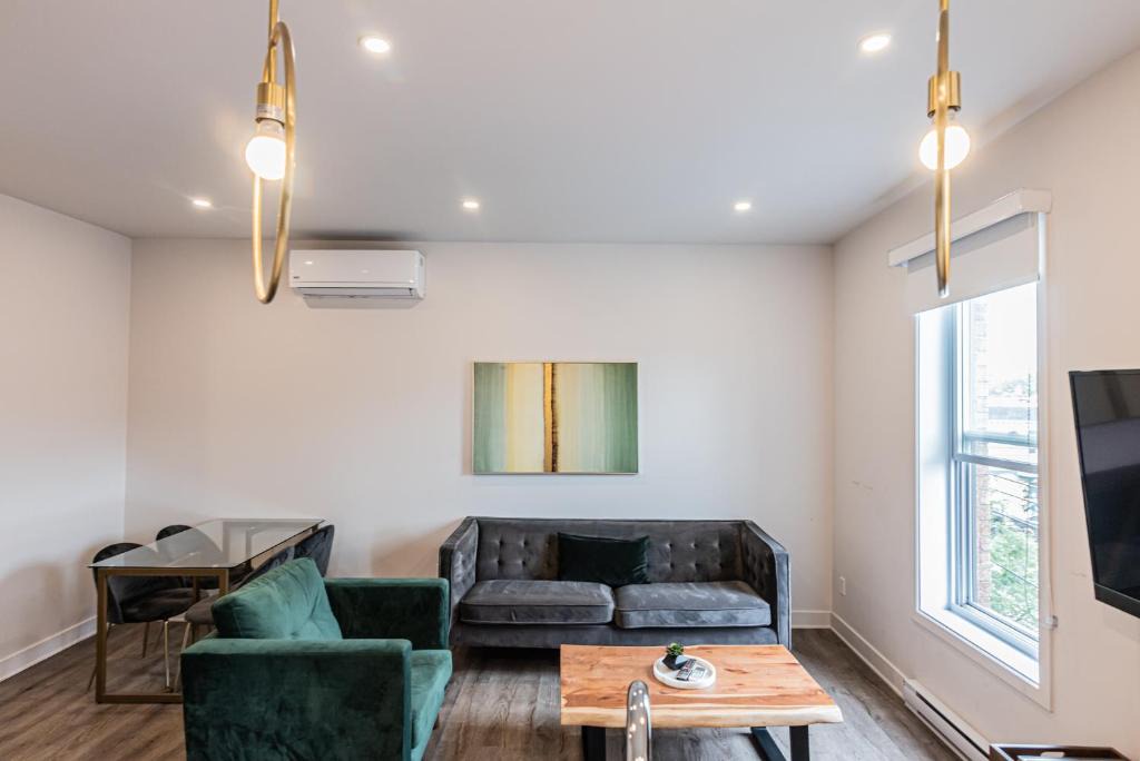 Griffintown Apartment | 2 Bedroom Luxury in the Mile End by Den Stays