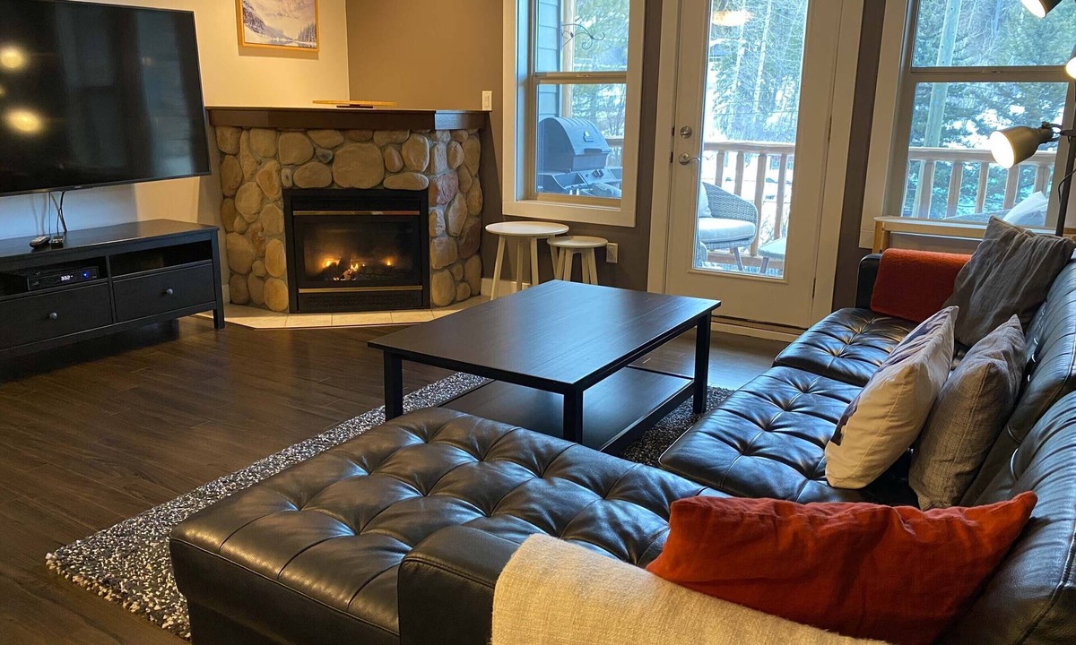 East Kootenay Condo | 2 Bedrooms Sleeps 4 Adults l A/C