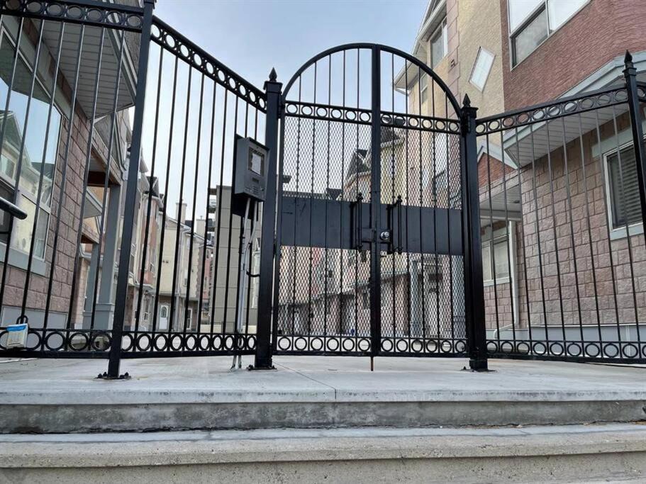 Connaught Apartment | 2 K-beds; 2 baths, Downtown; Parking; Pet friendly