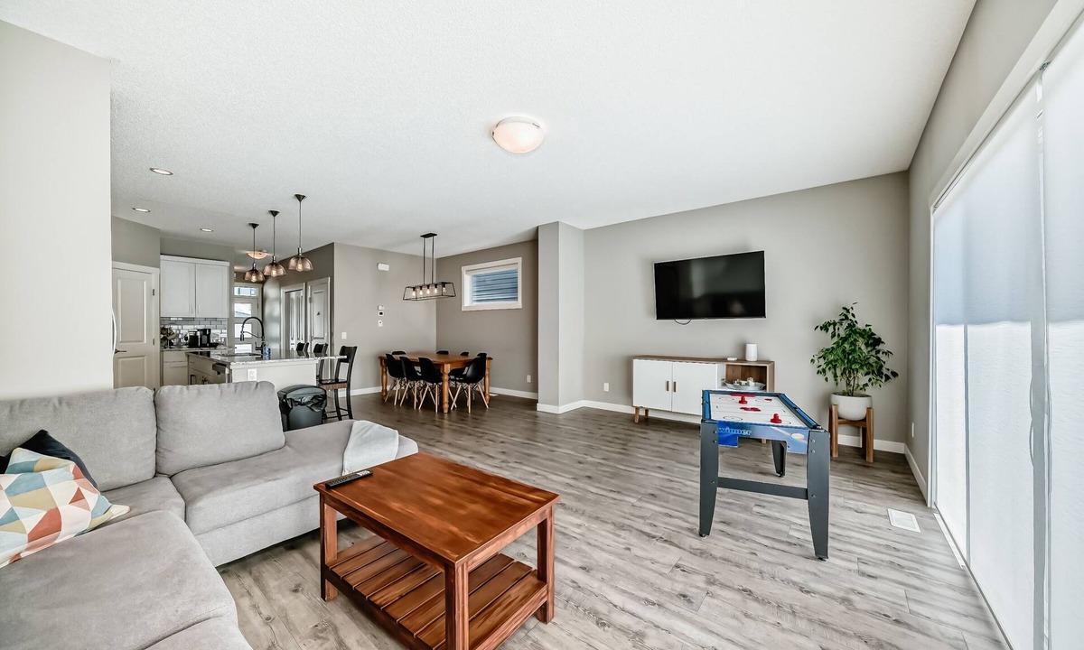Southeast Calgary House | 2 KING BEDS - Sleeps 10 - Pet Friendly - Fenced - Great Location SE 3 + 1 Rooms