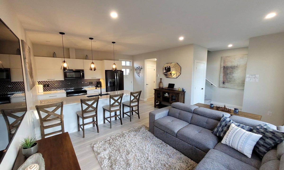 Okanagan-Similkameen House | 2-Min Lake Stroll: Chic 2-Bed Downtown Gem!rnrn