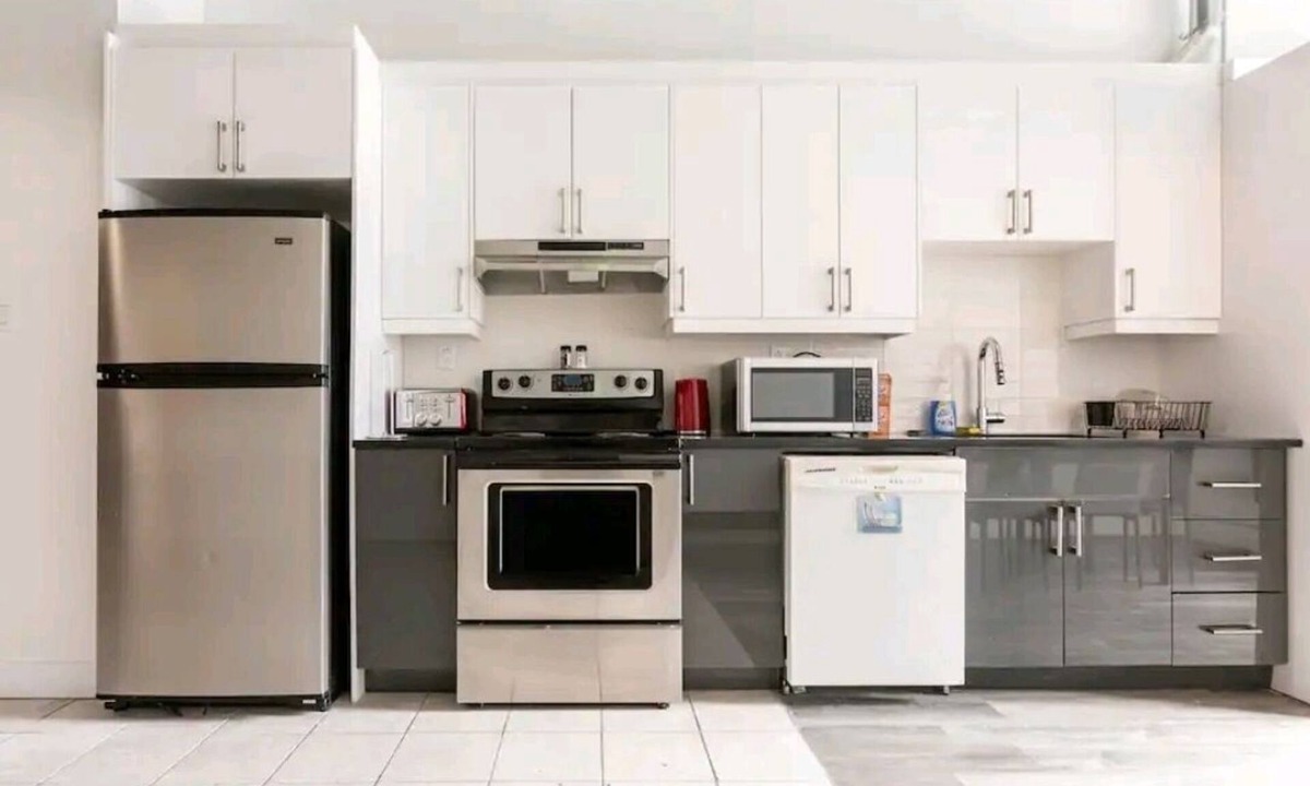 La Petite-Patrie Apartment | #2⭐PLAZA ST-HUBERT⭐️METRO JEAN-TALON⭐️JARRY PARK