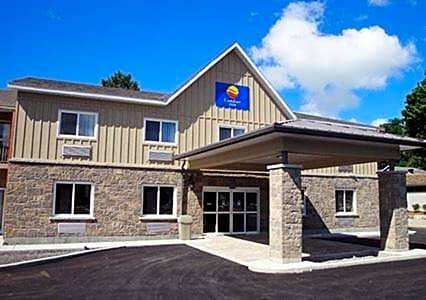 Gananoque Hotel | 2-Star Hotel ∙ Comfort Inn & Suites Thousand Islands Harbour District