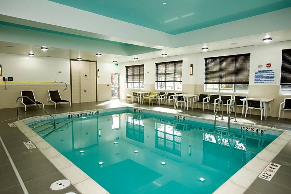 Thunder Bay Hotel | 2-Star Hotel ∙ Hampton Inn & Suites by Hilton Thunder Bay