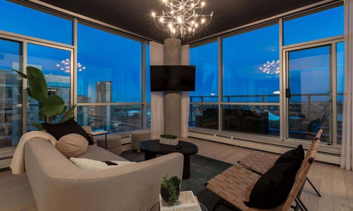 Beltline Apartment | 2 Storey Penthouse Panoramic Views,Parking,Stampede
