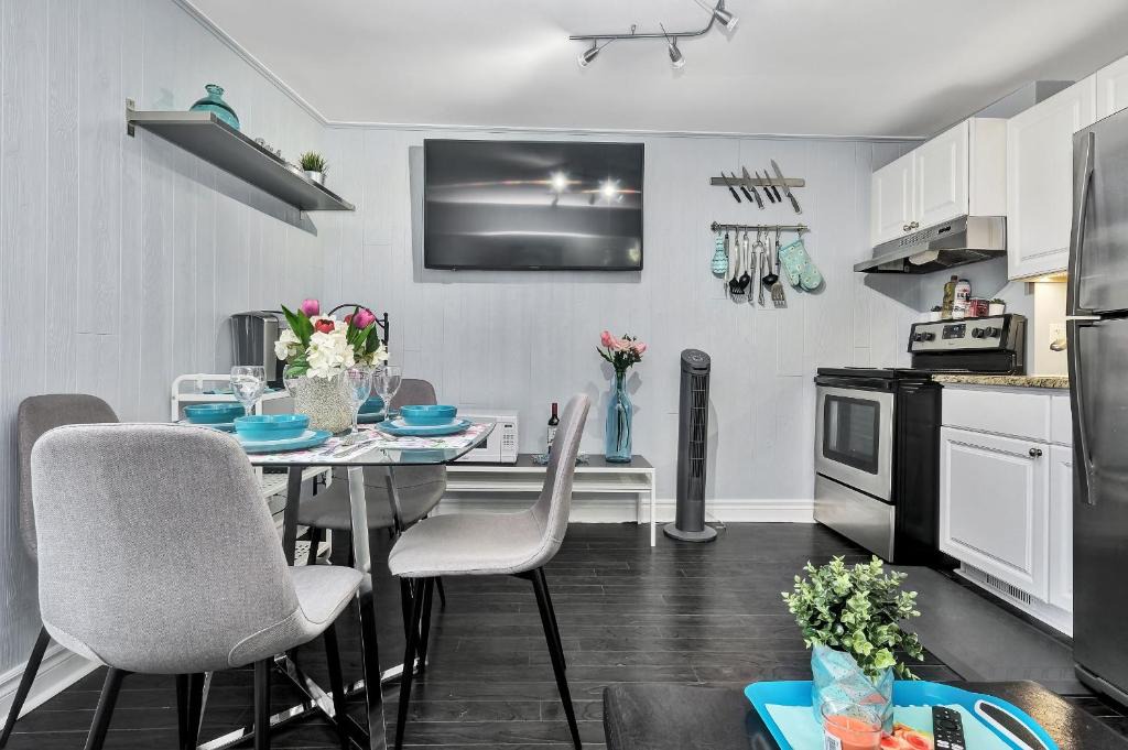 Centretown West Apartment | 2BR Apartment w Rooftop Terrace access & Netflix