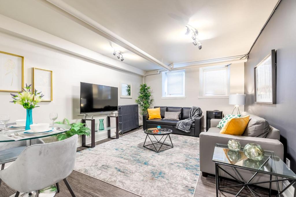 Hamilton Apartment | 2BR Apt with Netflix- In the Heart of DT Hamilton