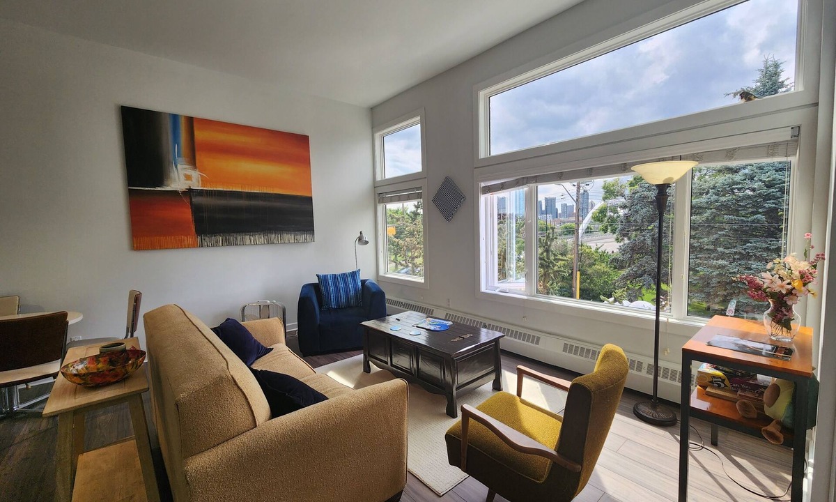Inglewood Condo | 2BR,Sleeps 4-5/6ish, 1free parking, near shops and river. 4 min to confluence.