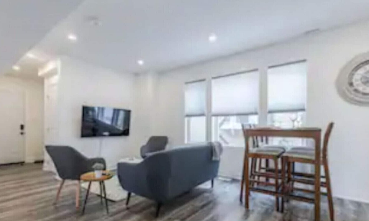 Kitchener Apartment | 2BR Wifi+ Parking +Washer +Dryer