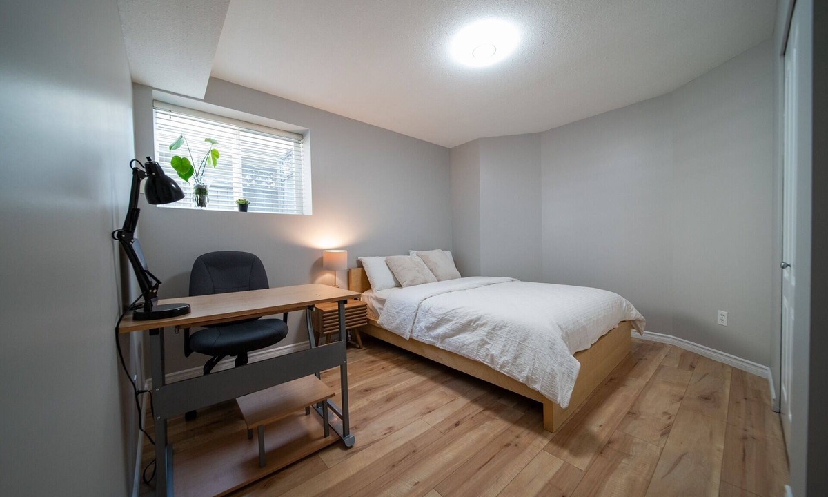 Guildford Bed & Breakfast | 3 Bedroom 2 Baths & Parking Great Vancouver