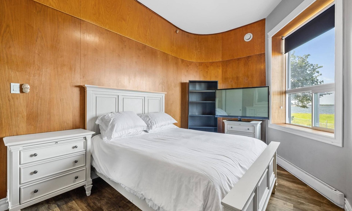 Summerside House | 3 bedroom downtown Summerside directly on the ocean. Sleeps 6 . Walk to town