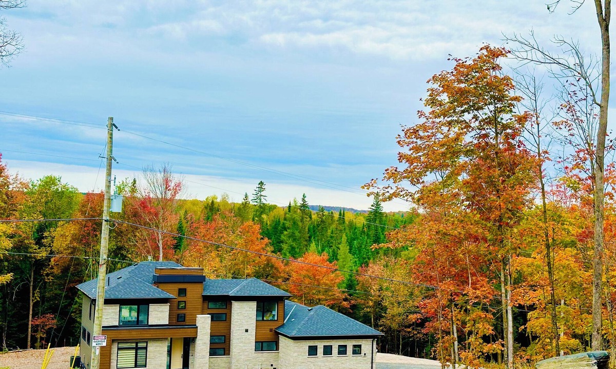 Dwight House | 3000SQF Private Retreat Modern Cottage AC Fibre Wifi Muskoka Algonquin