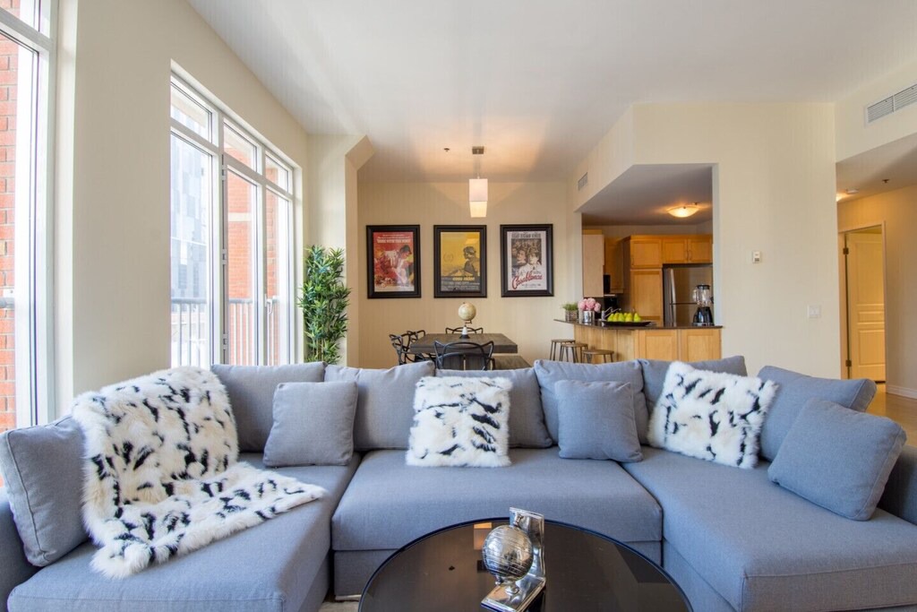 Downtown Montreal Condo | #303-2015 · Lofty Downtown Apartment 100 Walk Score in Montreal