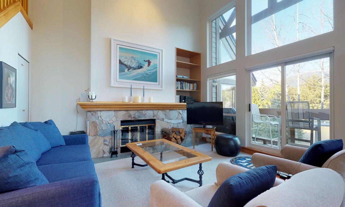 Blackcomb House | 3BR | Alpine Greens | King Bed w/4 Piece Ensuite | Golf Course Location | Parking