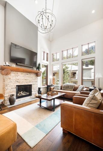 Nordic Estates House | 3BR, Taluswood Heights, Luxury, Private Hot Tub, Ski-in Ski-Out, by Harmony Whistler