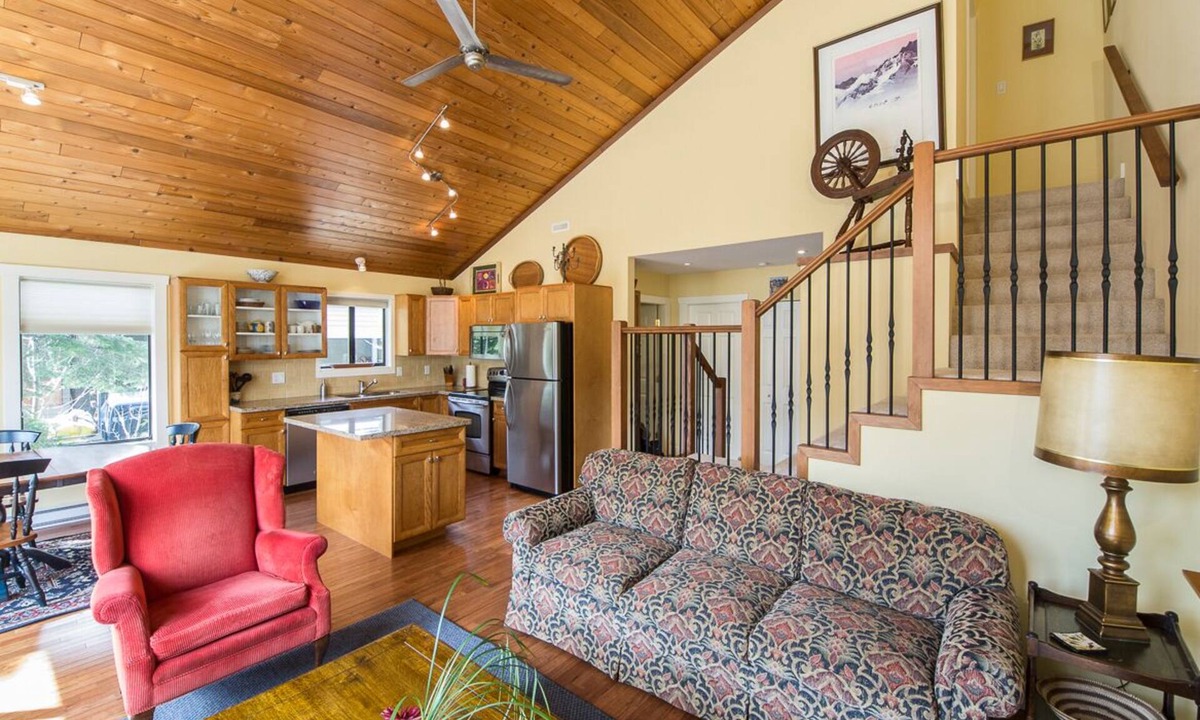 Whistler Cay Heights Ski Chalet | 4 Bdrm /3 Bath / 5 Min Walk From Village
