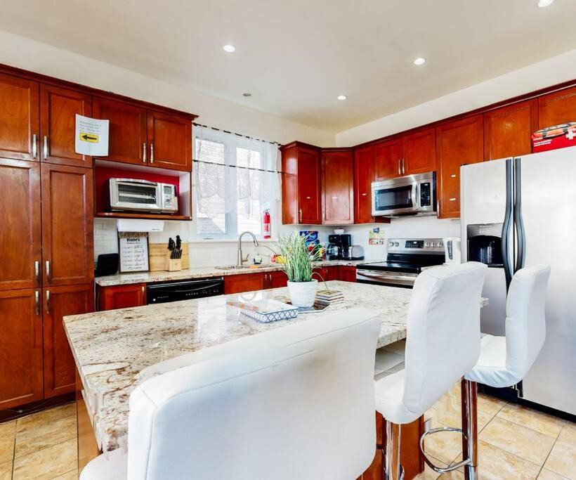 Ottawa Division Apartment | 4 Bdrm House in a GREAT Location