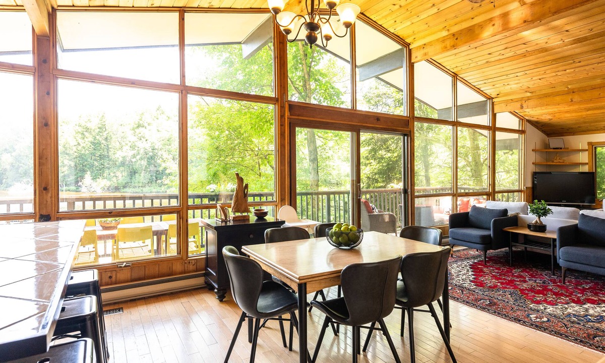 Eagle Lake Cottage | 4 Bdrm Lakefront Family Cottage near Sir Sam's