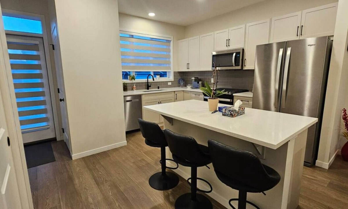 Chestermere House | 4 Bed room 3 Bathrooms home to stay in Chestermere, Alberta, Canada