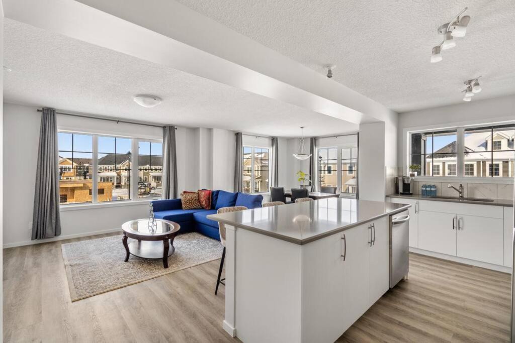 Airdrie House | 4 Bedroom Town Home with Garage Parking, Fast WiFi, Smart TV with Netflix, Fully Equipped Kitchen, Sleeps 10, Ideal for Families