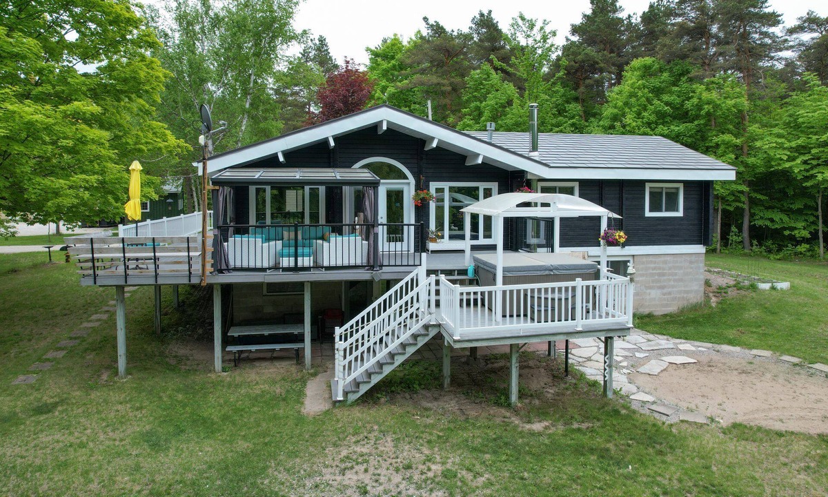 Mulmur Ski Chalet | 4 Season Log Chalet Home with Hot Tub