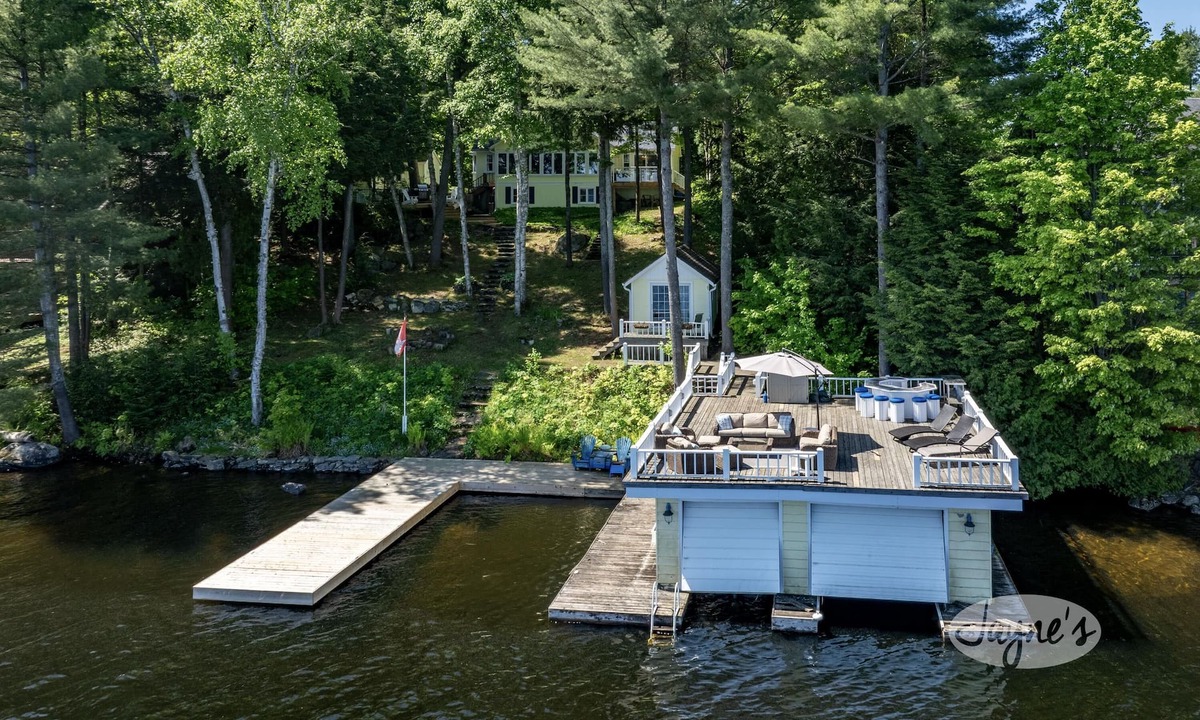 Torrance Cottage | 5 Bed Cottage & 2 Bunkies! Boathouse Rooftop Deck with Sunsets!