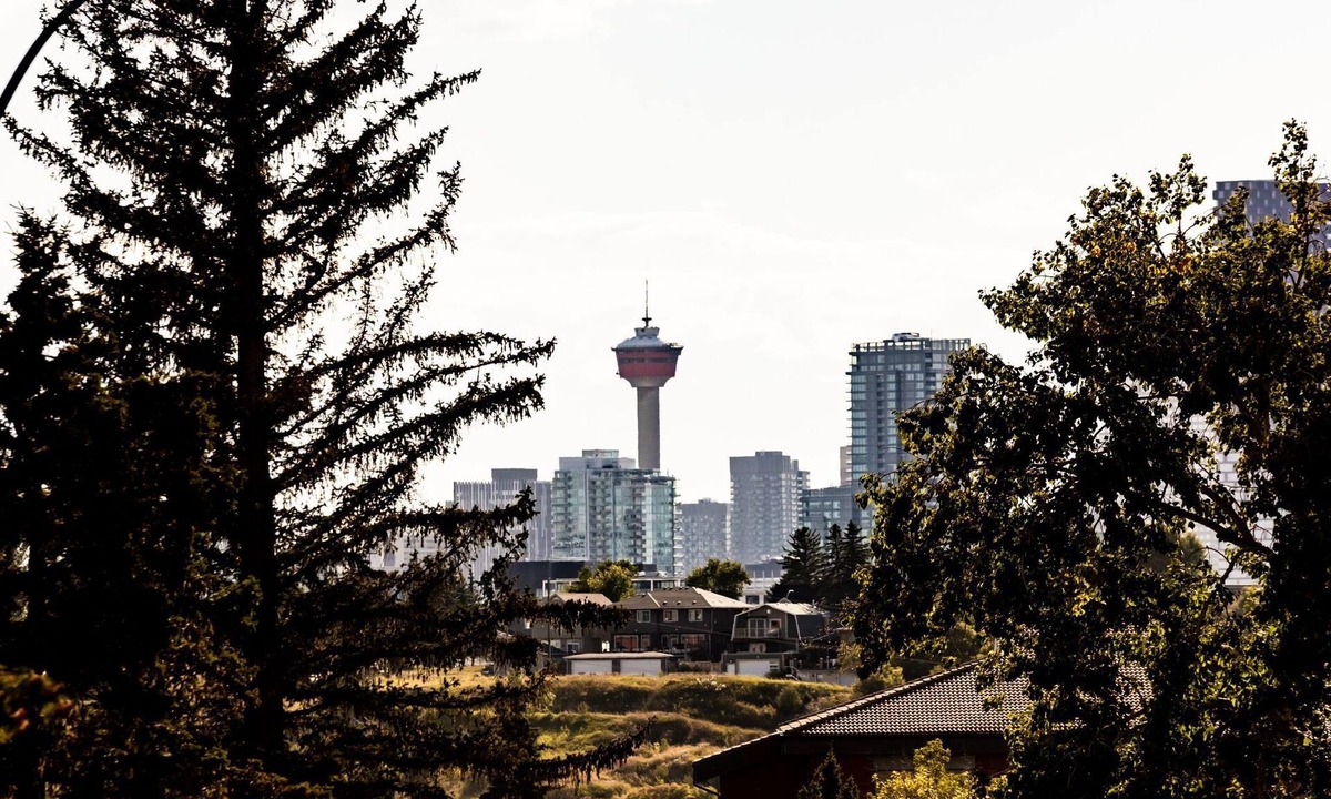 Calgary House | 5 Bedroom newly renovated townhouse 2 min from hwy1 and 2 and 10 min from dt.