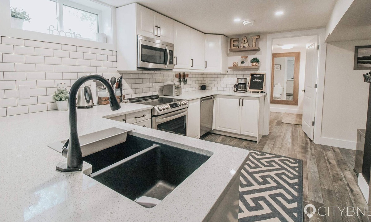 Jasper Place House | 5 min from WEM. 2 Bedroom Suite.