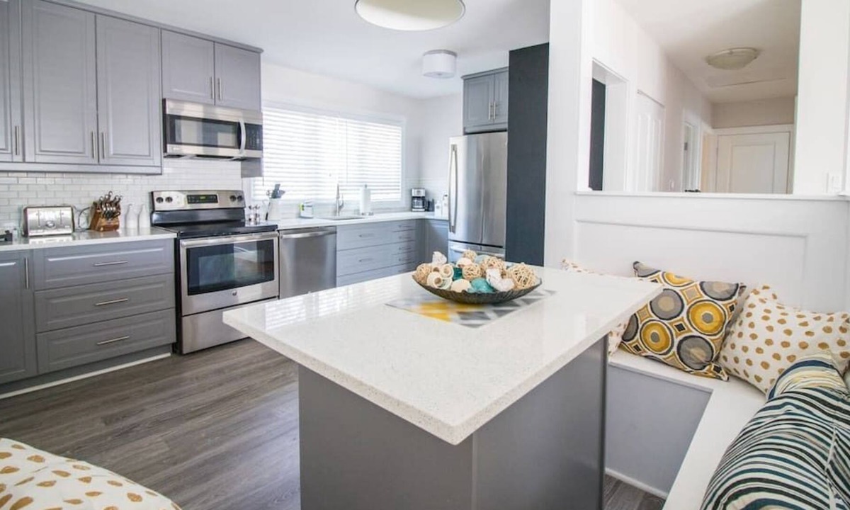 Jasper Place House | 5 min from WEM. 3 Bedroom Home.