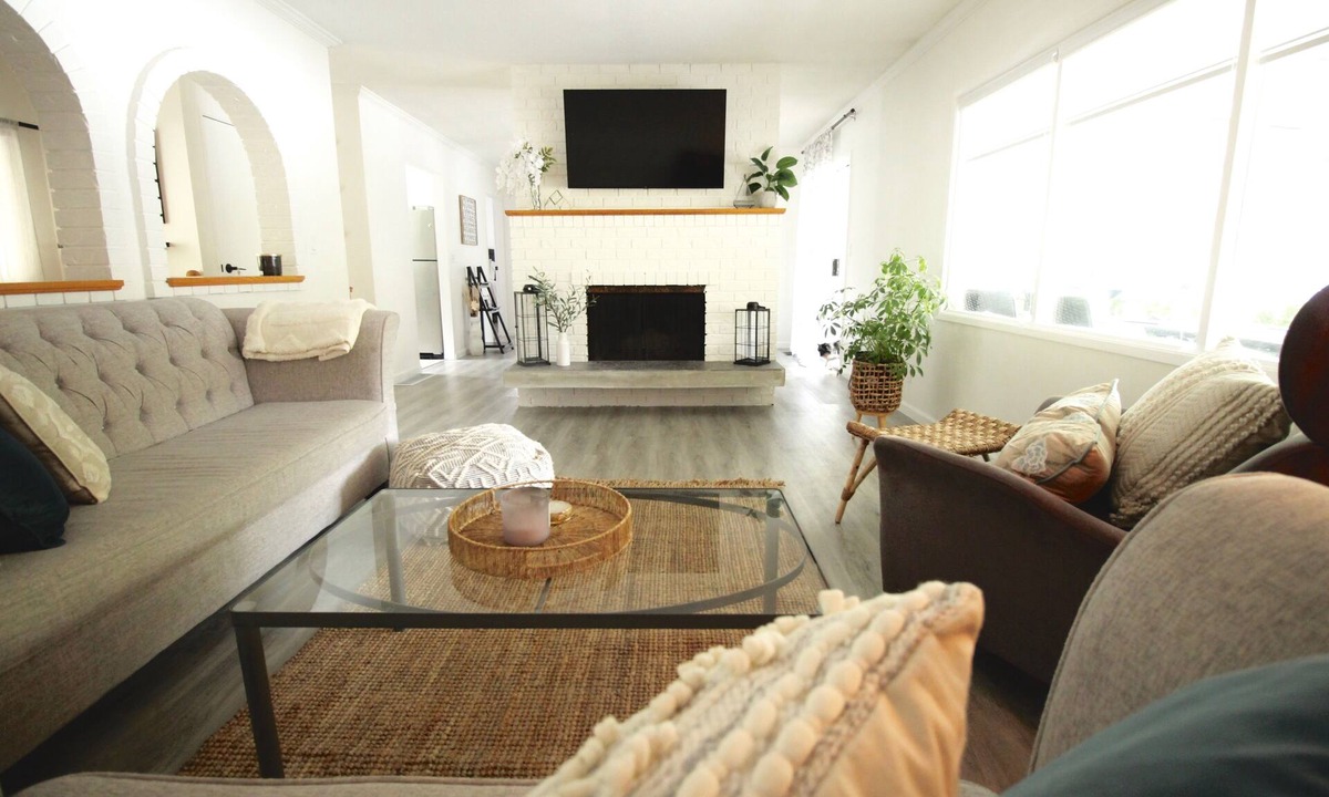 Central Okanagan House | 5 Mins to Lake/Downtown - Private & Spacious 3 Bd 2 Bath - PET FRIENDLY!
