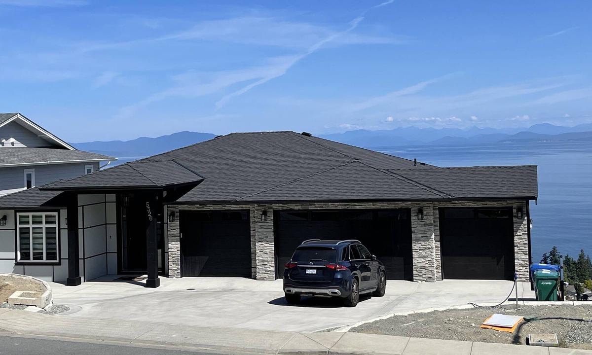 Regional District of Nanaimo House | 5 minutes to Mall, Castco, Superstore , famous restaurants, incredible sea view.