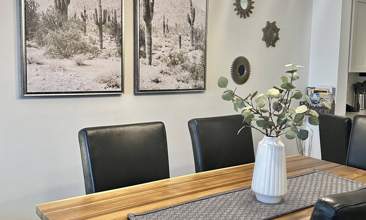 South Pandosy Condo | 5 ⭐️ Unit 437 - Sol Terra Stays - Bright 2 bdrm with Pool & Courtyard Views