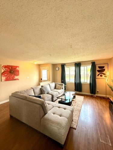 Northeast Edmonton Apartment | 5Bed Family house Londonderry mall