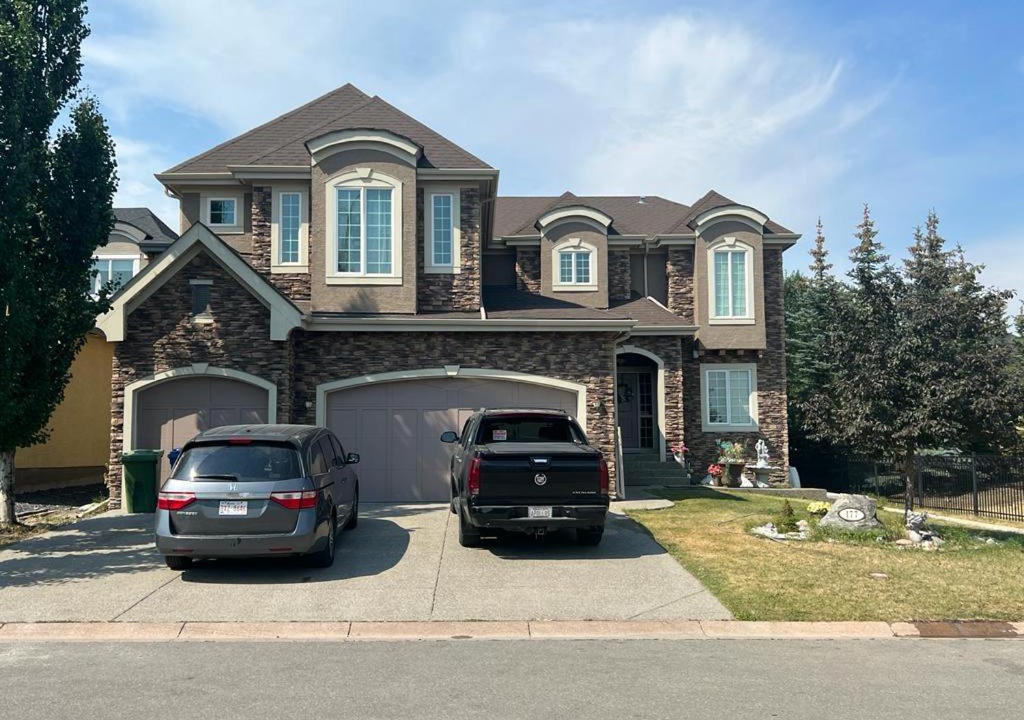 Chestermere House | 7 bedroom lake view house for upto 20 people