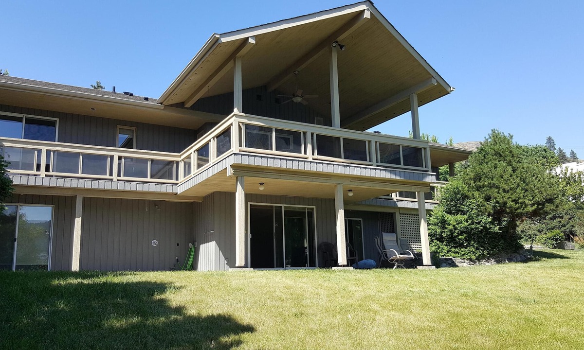 Vernon House | 90 Days Long-Term Rental Only - Lakefront Property