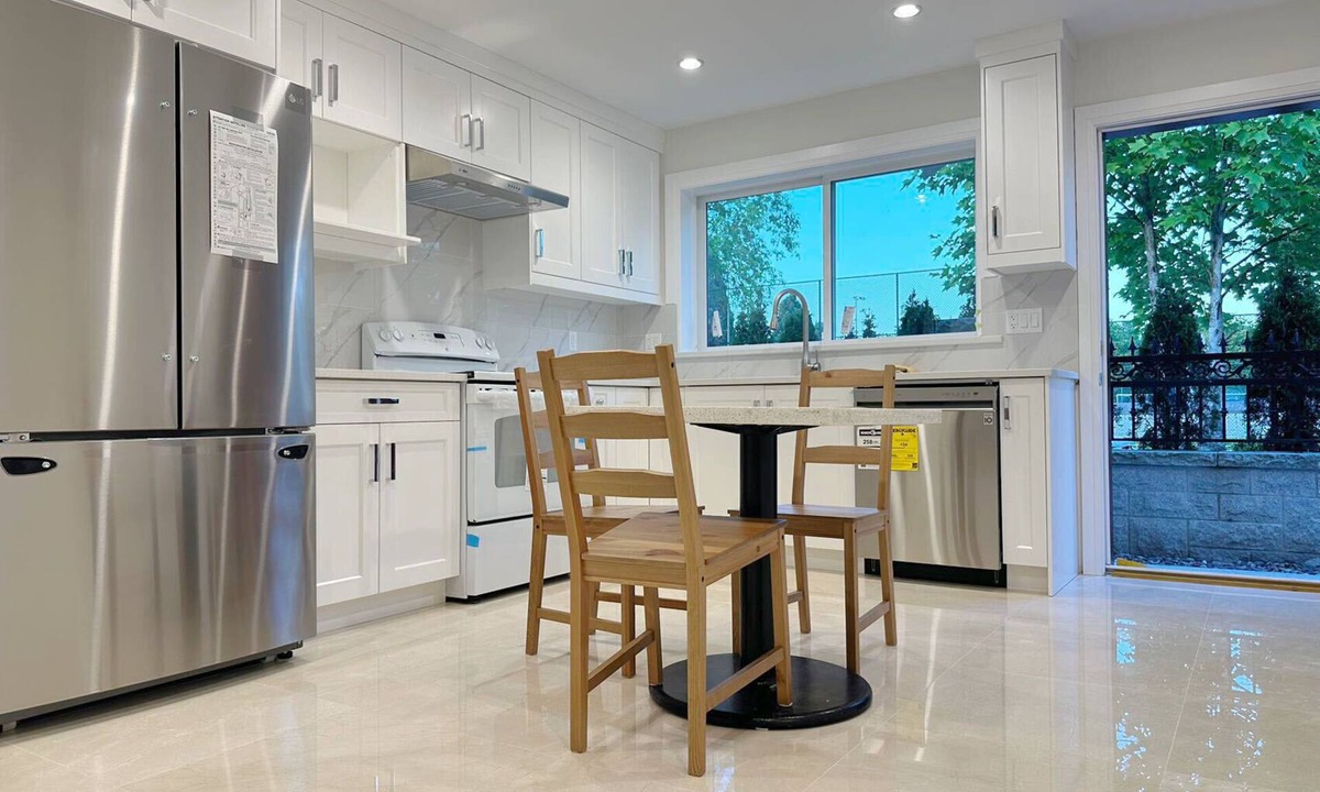 Arbutus Ridge House | A cozy second-floor room for staying (W)